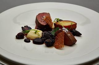 Udziec z sarny z puree z pasternaku, ziemniakami, żelem z jeżyn i grzybami