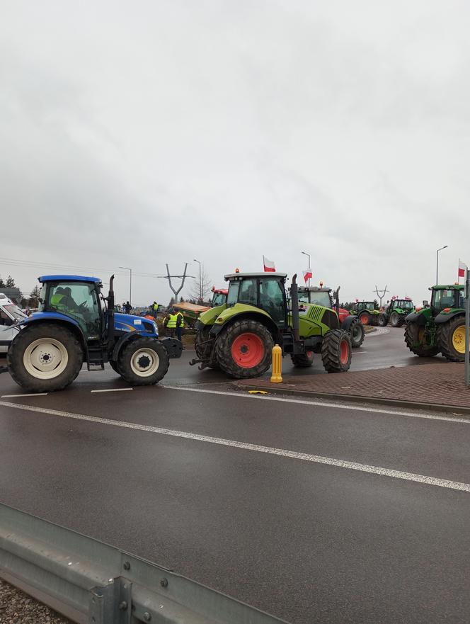 Trwa protest rolników w woj. lubelskim. Blokady są w wielu miejscach w regionie [DUŻO ZDJĘĆ]