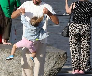 Maciej Pela z córeczkami nad Wisłą