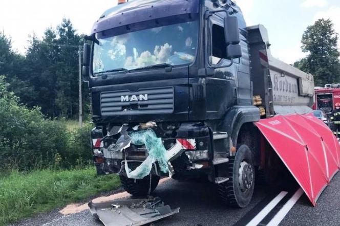 Tragiczne zderzenie z 40-tonową ciężarówką. Z auta nie zostało NIC, kierowca zmarł!
