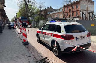 Katastrofa budowlana w Wołominie. Runęła część kamienicy. Koparka pod gruzami!