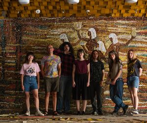 Czyszczenie mozaiki w Kiekrzu z bazgrołów