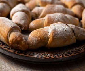 Takie kruche rogaliki z dżemem piekła moja babcia. Zamiast masła dodawała inny składnik       