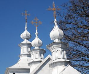 To jedna z najpiękniejszych cerkwi w Małopolsce. Znajduje się w malowniczej wsi 