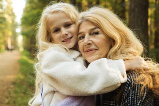 Kontakt z wnukami może wydłużać życie. Kiedy radość z opieki zmienia się w obowiązek?