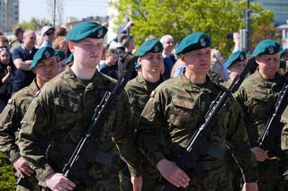Ponad stu żołnierzy na Placu Solidarności w Olsztynie. Złożyli uroczystą przysięgę [ZDJĘCIA]