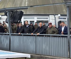 Donald Tusk i Władysław Kosiniak-Kamysz podczas wizyty na Centralnym Poligonie Sił Powietrznych w Ustce