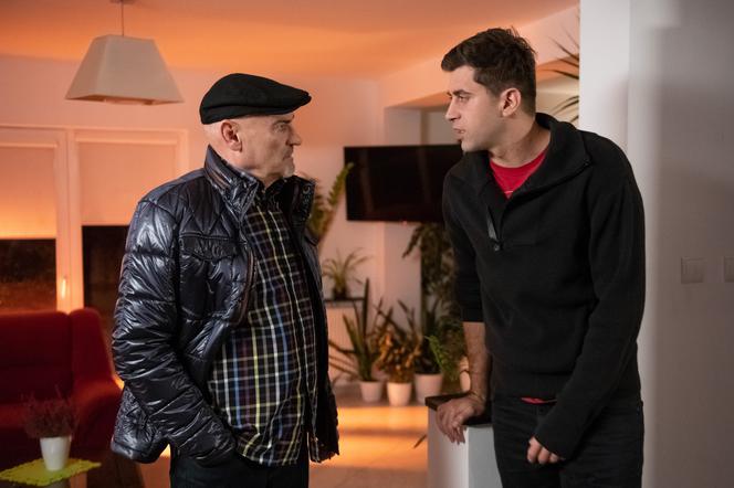 Na Wspólnej, odcinek 2833. Roman (Waldemar Obłoza), Mikołaj (Krzysztof Wieszczek)