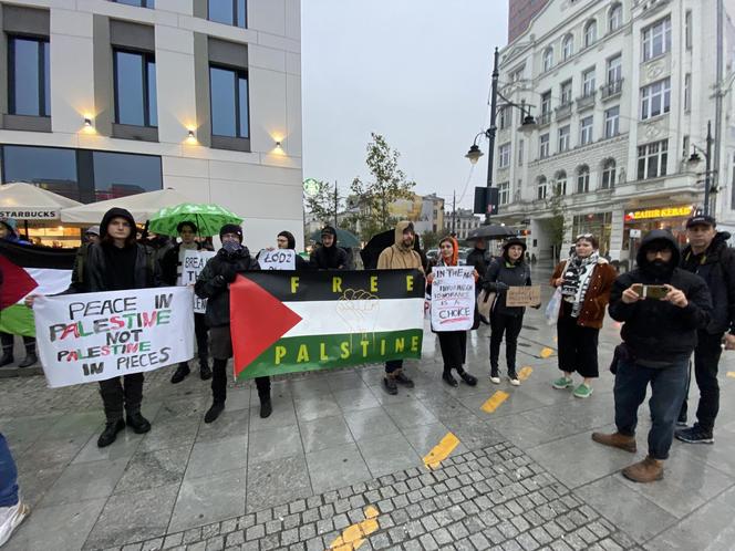 Protest w Łodzi. Zebrali się w centrum miasta by pokazać solidarność z Palestyną [ZDJĘCIA]