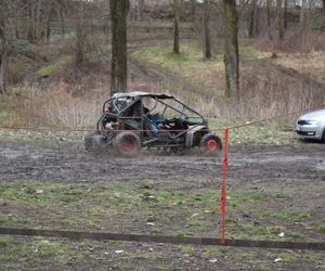 Nietypowy kulig na Śląsku. Zamiast śniegu błoto, a zamiast konia samochód terenowy. 