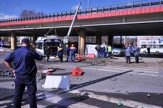 GDYNIA - ZDJĘCIA: Zderzenie TIRA z TROLEJBUSEM. 1 osoba NIE ŻYJE, 11 jest RANNYCH