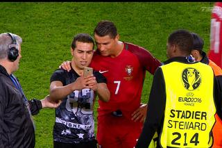 Cristiano Ronaldo obronił kibica i pozwolił mu zrobić selfie! NIEZWYKŁE WIDEO