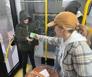 W gorzowskich autobusach elektrycznych przedstawiciele miasta rozdawali kubki i kalendarze