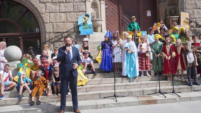  Dni Bajki 2024. W centrum Olsztyna zrobiło się bajkowo. Dzieci przejęły władzę nad miastem [ZDJĘCIA]