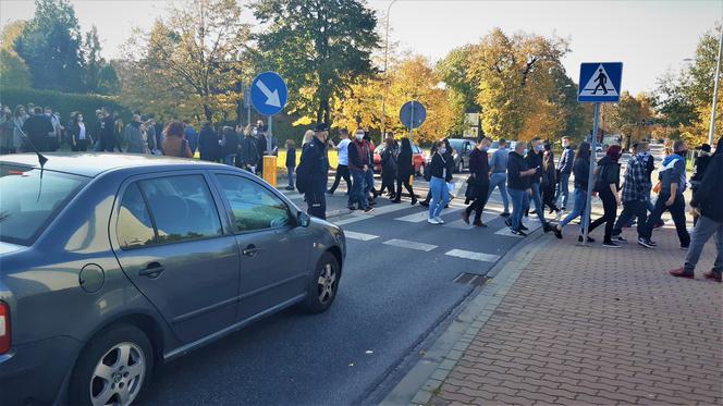 Blokada ulicy w centrum Tarnowa. Protest branży eventowej i gastronomicznej [WIDEO]