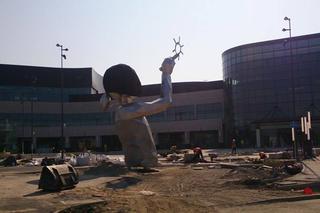 Rzeźba przy centrum handlowym Posnania