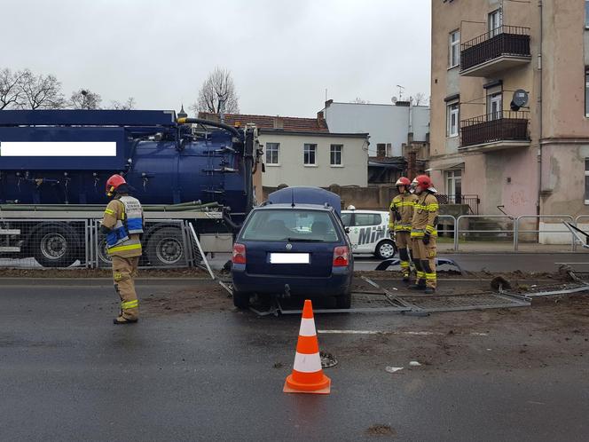 Wypadek na Jana Pawła II w Lesznie. Kierowca osobówki przejechał przez barierki