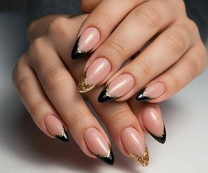 Czarny french, czyli elegancja z pazurem, która podbija trendy w branży manicure [INSPIRACJE]