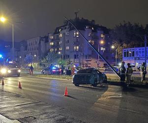 Nocna makabra na ulicach Warszawy. BMW ścięło latarnie. Egipskie ciemności na Grochowskiej