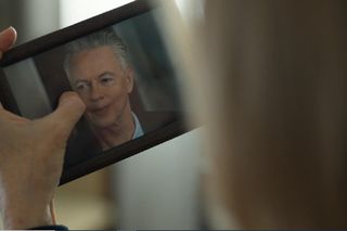 Barwy szczęścia, odcinek 3184. Wanda (Maja Barełkowska), zdjęcie Henryka (Zbigniew Suszyński)