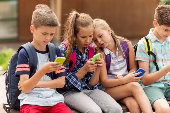 Dzieci tkwią przed ekranami telefonów? Ta szkoła znalazła rozwiązanie problemu