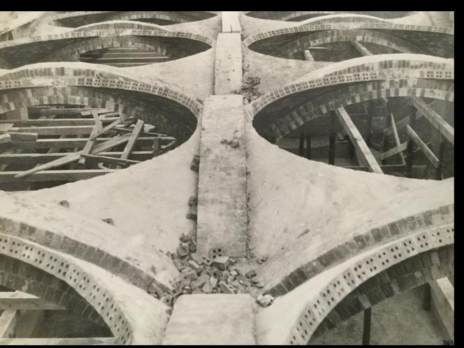 8 Zdjęcia archiwalne z budowy katedry na Stokach