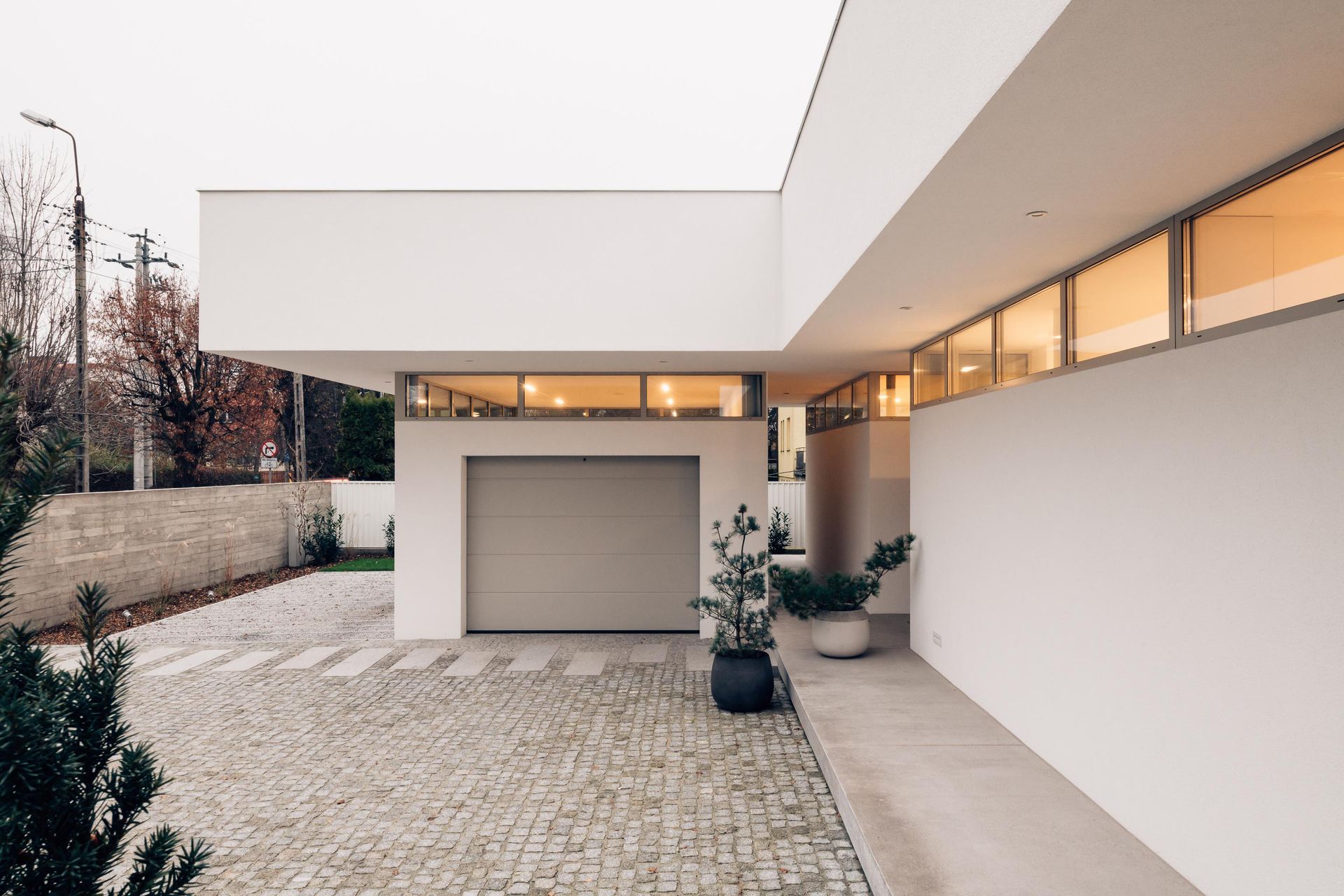 Dom z lewitującym dachem pod Warszawą. Fot. ONI Studio