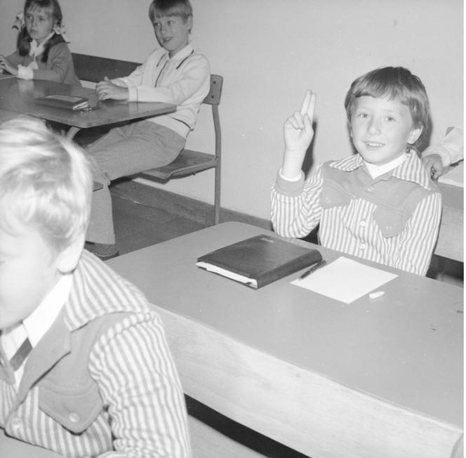Początek roku szkolnego w Szkole Podstawowej na Sadybie w Warszawie 1977