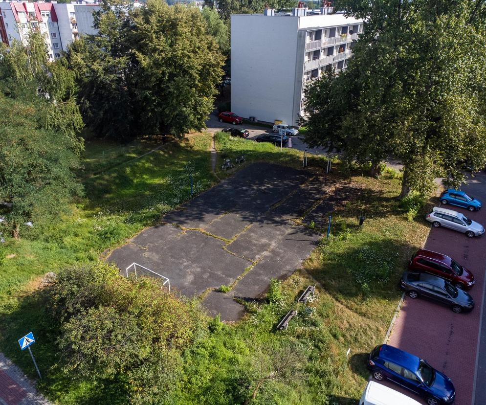 Katowice obiecały modernizację boiska wielofunkcyjnego. Obecnie jest ono w opłakanym stanie 
