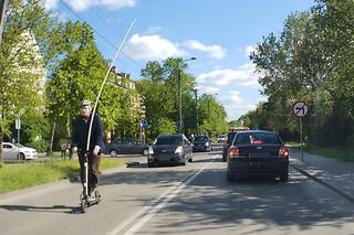 Korwin z rurą mknie po Otwocku