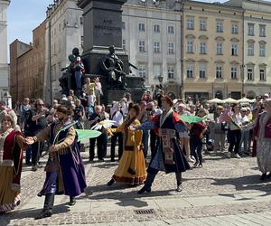 Polonez wiosenny na Rynku Głównym w Krakowie