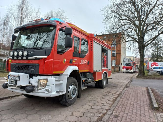 Pożar w kamienicy w Lesznie. Strażacy wynosili sadzę z komina wiadrami 