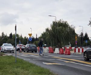 Tak się teraz jeździ na osiedlu Leśnym. Utrudnienia dla kierowców i pasażerów!