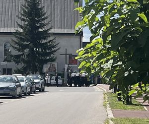  Pogrzeb rodzeństwa w Tuszowie Narodowym. Dominika i Grzegorz zginęli w wypadku. Trafili na pijanego kierowcę lawety