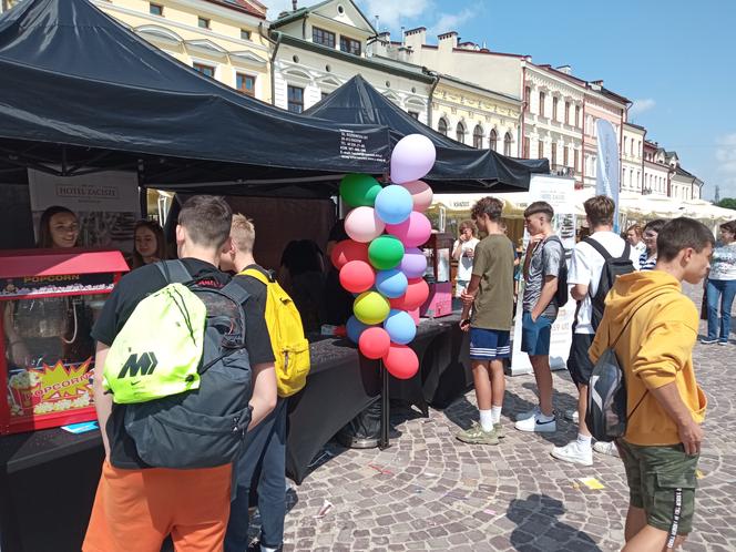 Dzień Dziecka na rzeszowskim Rynku z wielką pompą. Rycerze, zewnętrzny fortepian i pełno balonów!