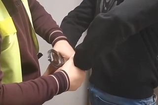 „Surfer z S8” tymczasowo aresztowany. Jechał na dachu, biegał nago po ruchliwej drodze