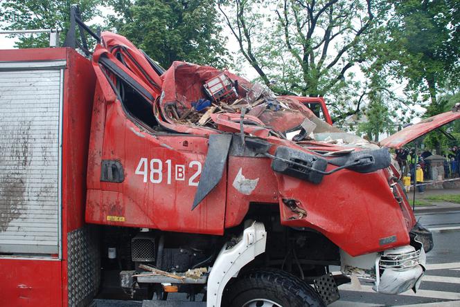 Sokółka. Wóz strażacki zderzył się z osobówką, a potem wjechał w dom. 4 osoby ranne