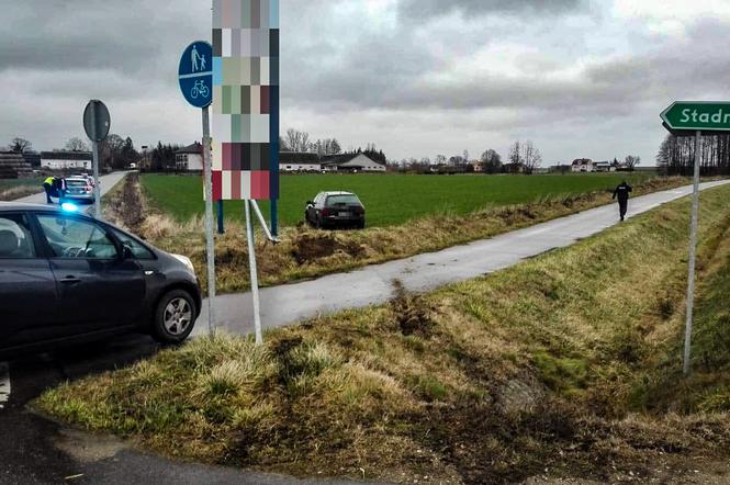 Siemiatycze. Podlaskie. Audi stanęło na polu. Kierowca uciekał dalej