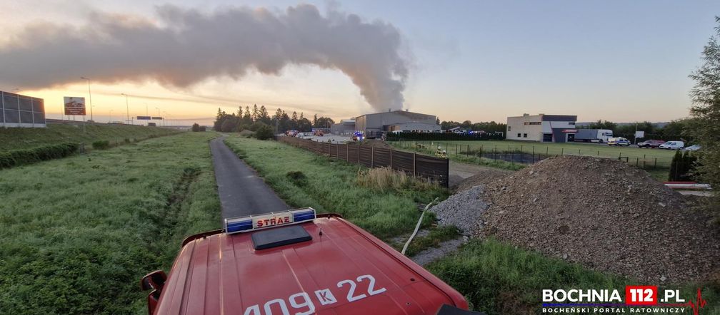 Bochnia. Magazyn i składowisko opon stanęły w ogniu