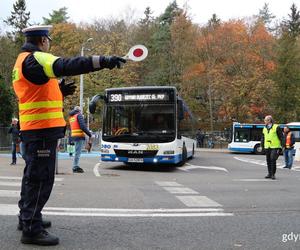 Dzień Wszystkich Świętych 2022. Jak dojechać na cmentarze w Gdyni?