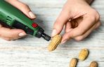 DIY: świąteczna zawieszka z fistaszków – instrukcja wykonania (1)