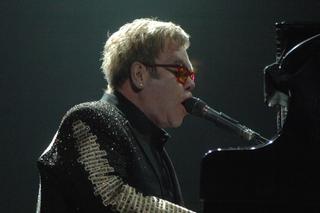 Elton John trafił na oddział intensywnej terapii! Koncerty muzyka odwołane