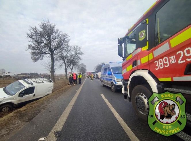 Zderzenie busa z autem dostawczym na DK2 za rondem w Ujrzanowie