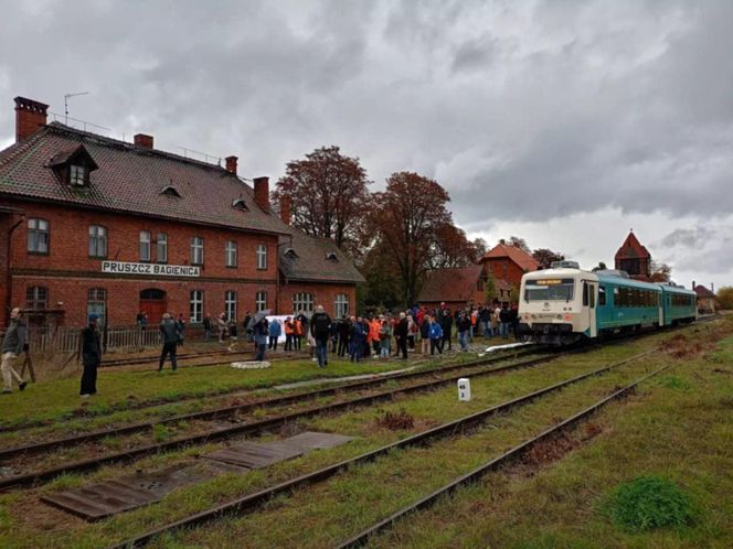 Ludzie sami wyrywają chaszcze na torach. Tak walczą o reaktywację linii kolejowej nr 241 z Tucholi do Koronowa