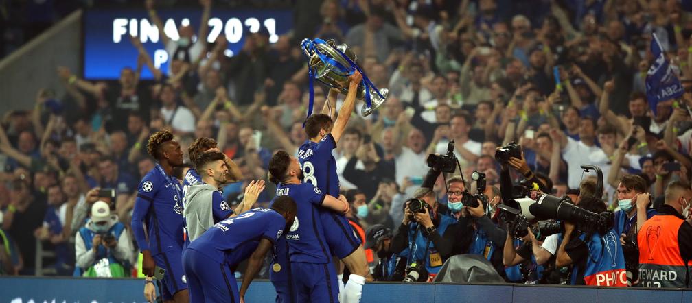 Piłkarze Chelsea Londyn po zwycięstwie 1:0 z Manchesterem City świętują wygranie Ligi Mistrzów