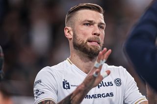 Aż pobledliśmy na widok tego, co stało się z twarzą Andrzeja Wrony. Tylko dla ludzi o mocnych nerwach