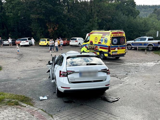 Niebezpieczny wypadek w Karpaczu! Ponad 20 osób rannych w wyniku zderzenia osobówki z autobusem 