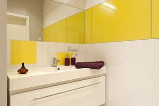Żółta łazienka w stylu nowoczesnym