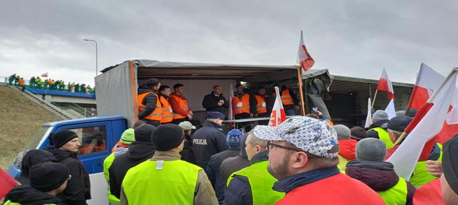 Rolnicy z woj. lubelskiego blokują drogi w regionie. Na protestującymi czuwa policja 