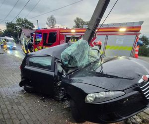 Groźny wypadek w Czechowicach-Dziedzicach. Auto rozbiło się o słup